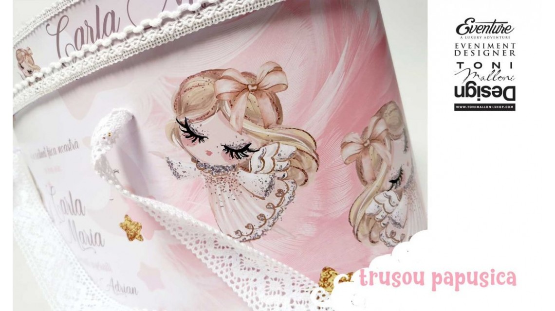 Trusou de botez cu papusica roz, gene lungi si broderie customizata, Doll 7